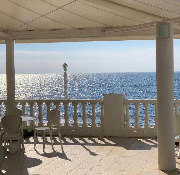 Номер Стандарт Вид на Море, Ariana