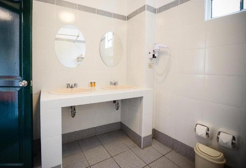 스탠다드 룸 킹사이즈 침대, Raymi