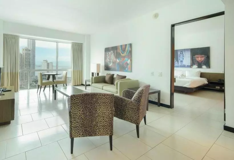 سوییت جونیور با چشم‌انداز دریا, Decapolis Hotel Panama City