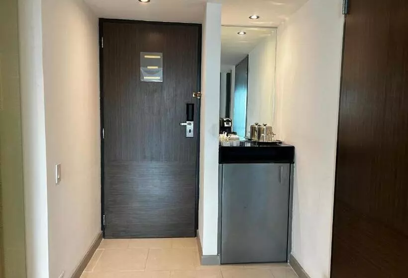 اتاق اجرایی با تخت بزرگ, Decapolis Hotel Panama City