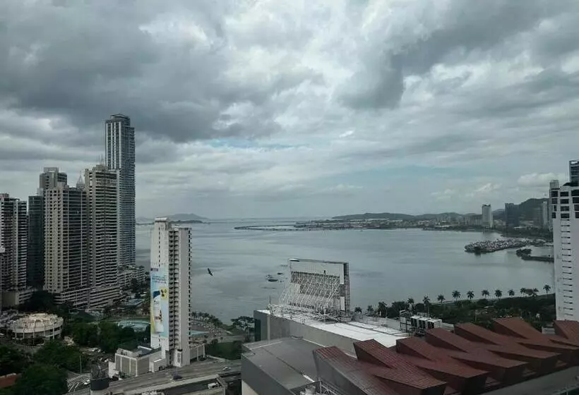 اتاق اجرایی با تخت بزرگ, Decapolis Hotel Panama City
