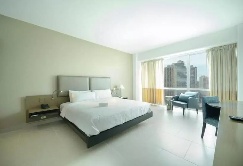 اتاق اجرایی با تخت بزرگ, Decapolis Hotel Panama City
