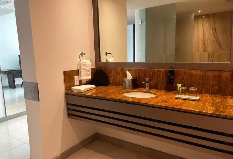 اتاق اجرایی با چشم‌انداز دریا, Decapolis Hotel Panama City