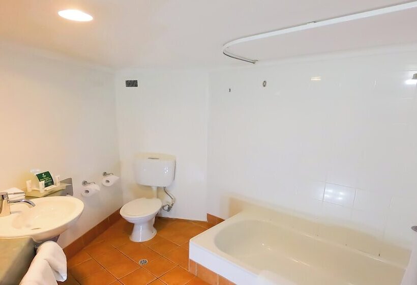 プールビューのプレミアムルーム, Holiday Inn Port Moresby By Ihg