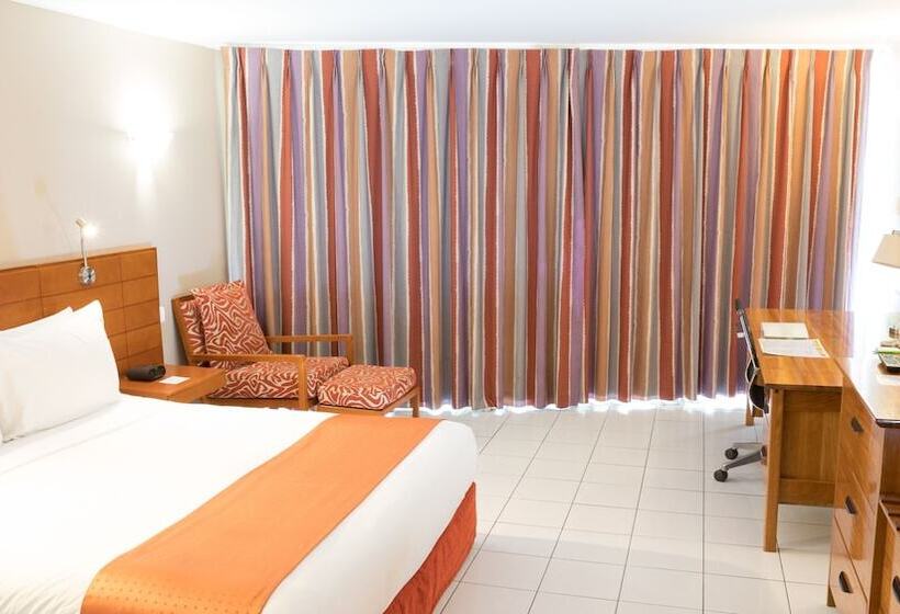 Номер Premium Вид на Бассейн, Holiday Inn Port Moresby By Ihg
