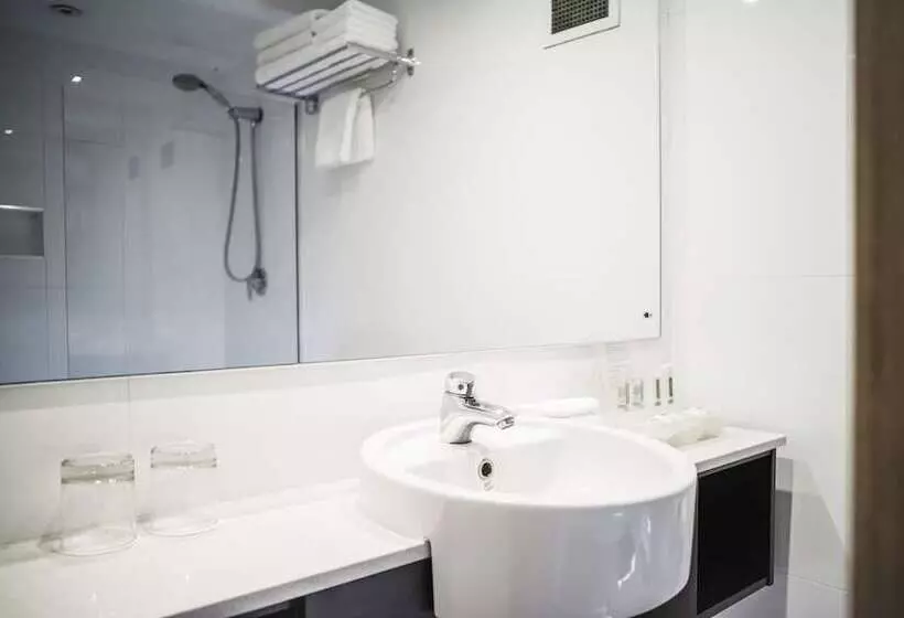 سوییت با چشم‌انداز استخر, Holiday Inn Port Moresby By Ihg