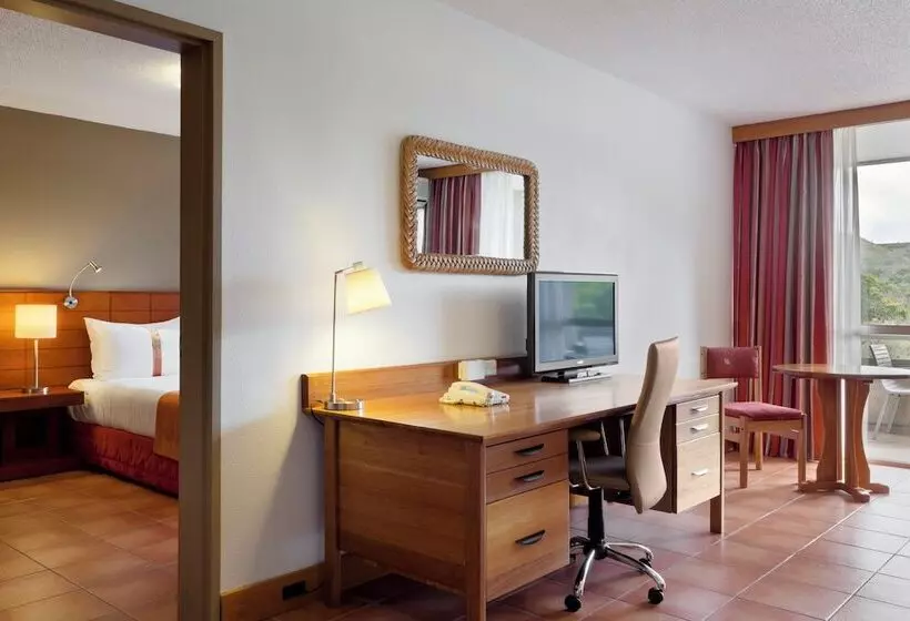 سوییت با چشم‌انداز استخر, Holiday Inn Port Moresby By Ihg