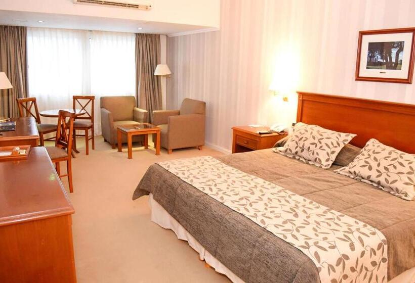 Executiverum King Size Säng, Howard Johnson Rio Ceballos Hotel Y Casino