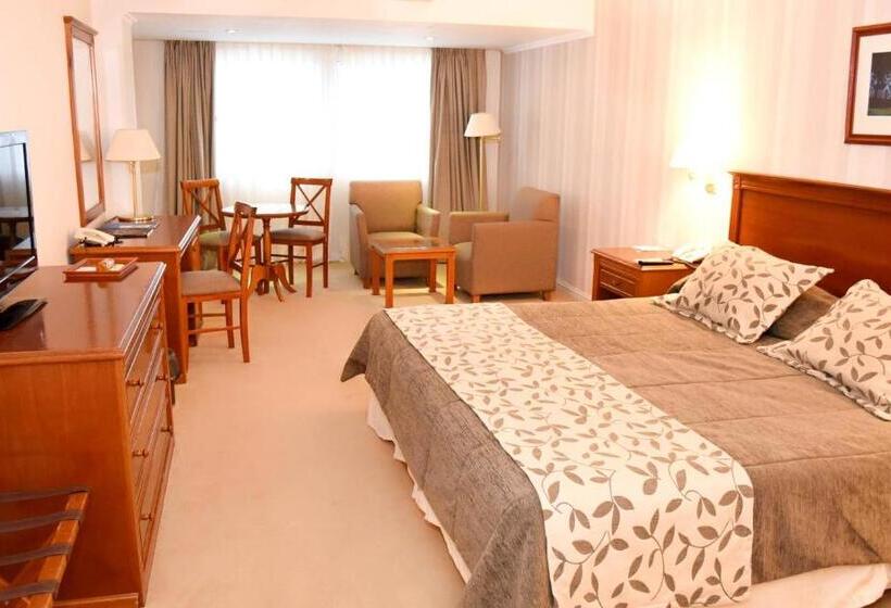 اتاق اجرایی با تخت بزرگ, Howard Johnson Rio Ceballos Hotel Y Casino