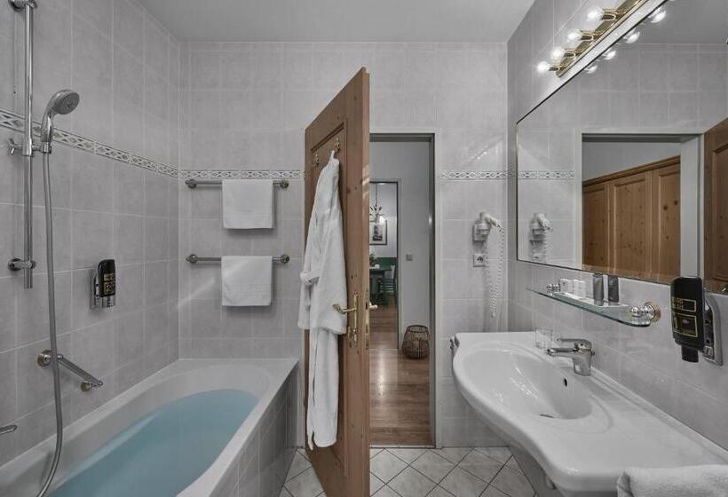 Family Suite, Lisi Family