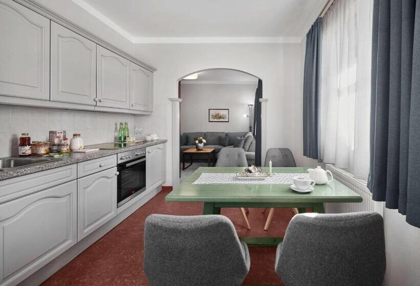 Люкс, Lisi Family