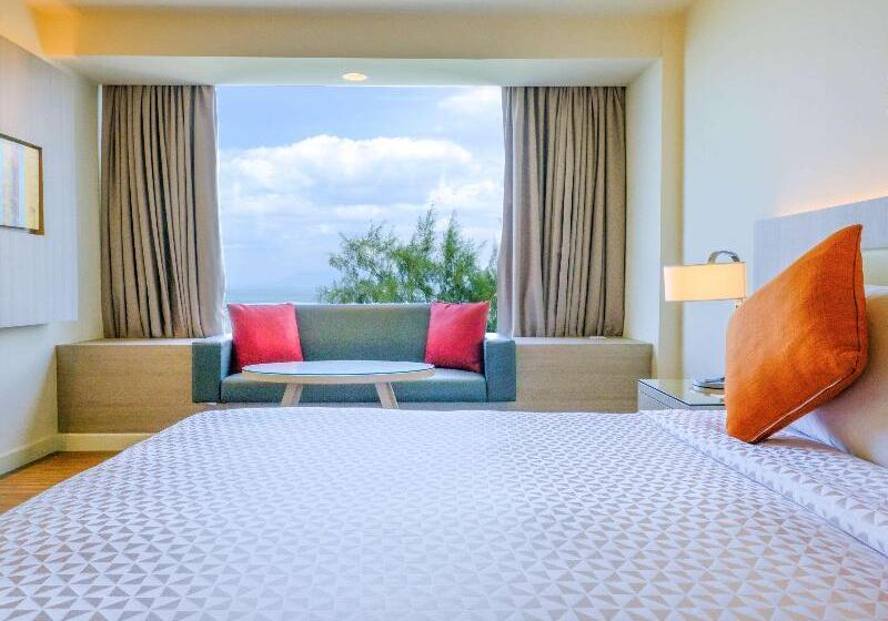 带大床的高级房间, Mercure Penang Beach