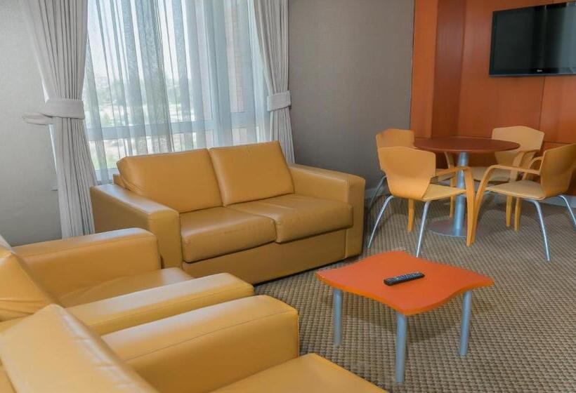 מיטת קינג בסוויטה, Radisson Ciudad Empresarial Santiago