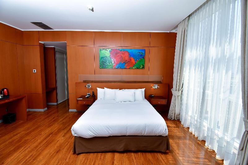 מיטת קינג בסוויטה, Radisson Ciudad Empresarial Santiago
