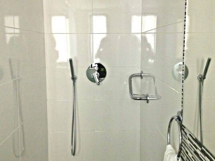 اتاق اکونومی, Santana