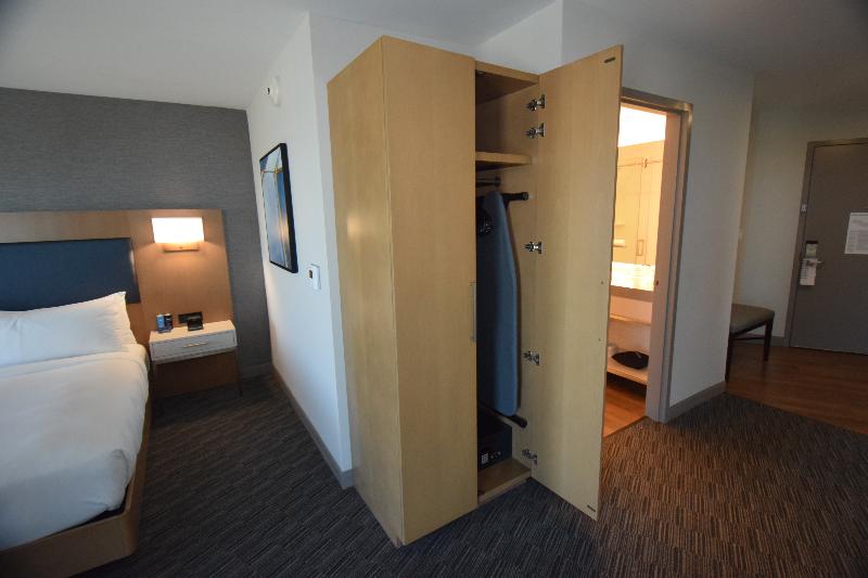 اتاق خانوادگی, Santana