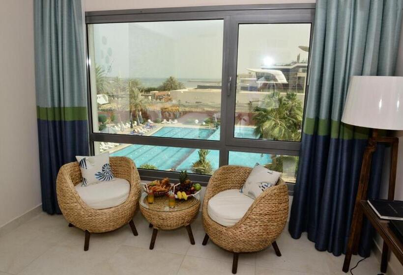 اتاق لوکس با چشم‌انداز استخر, The Palms Beach Hotel And Spa