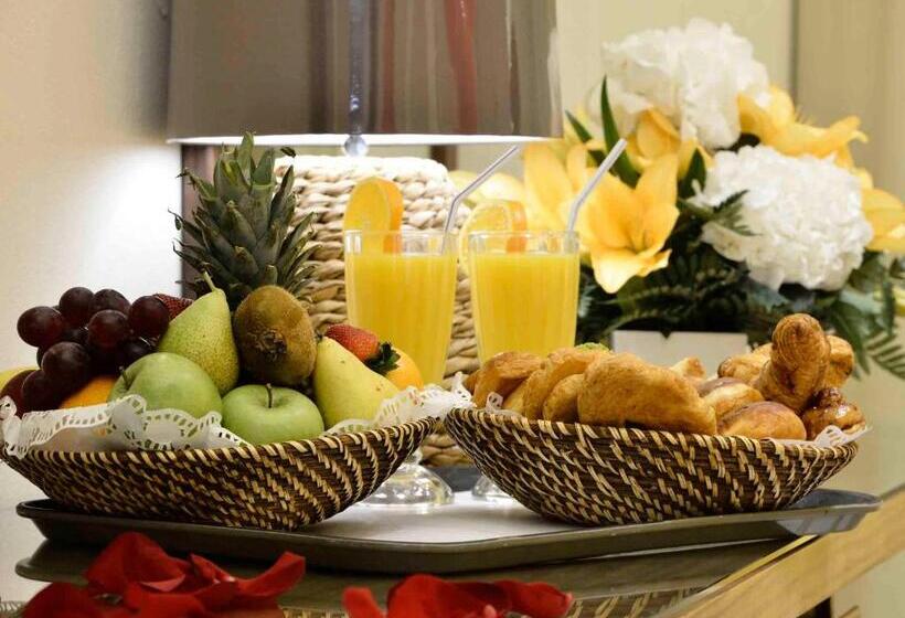 اتاق لوکس با چشم‌انداز استخر, The Palms Beach Hotel And Spa