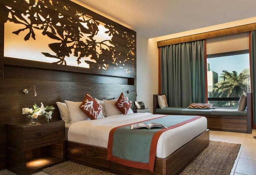 اتاق لوکس با چشم‌انداز استخر, The Palms Beach Hotel And Spa