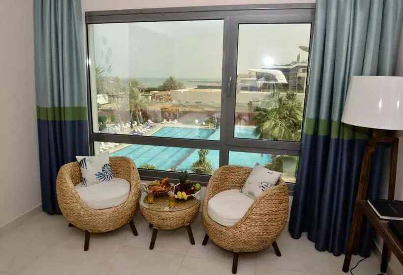 اتاق سوپریور با چشم‌انداز استخر, The Palms Beach Hotel And Spa