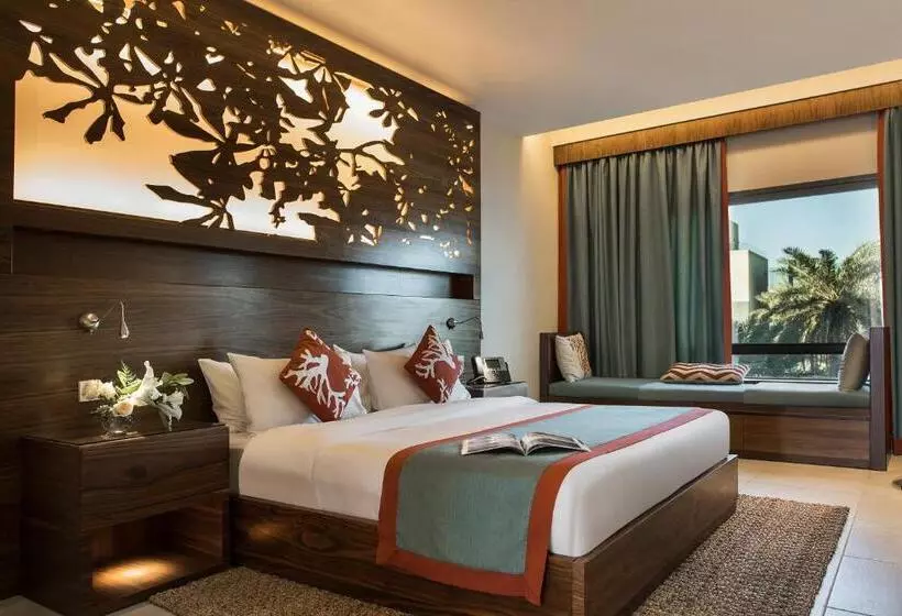 اتاق سوپریور با چشم‌انداز استخر, The Palms Beach Hotel And Spa