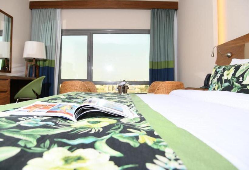 اتاق سوپریور با چشم‌انداز استخر, The Palms Beach Hotel And Spa