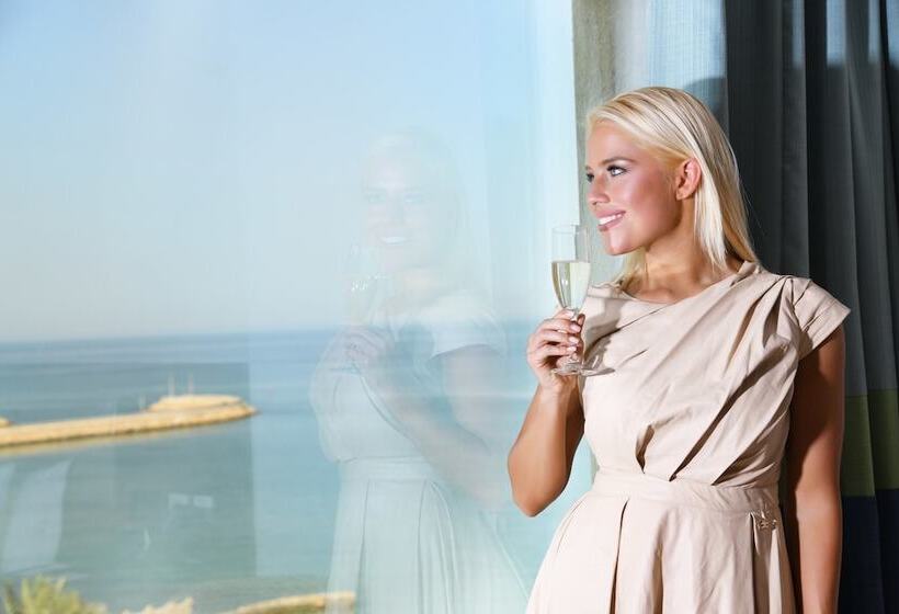 اتاق سوپریور با چشم‌انداز استخر, The Palms Beach Hotel And Spa