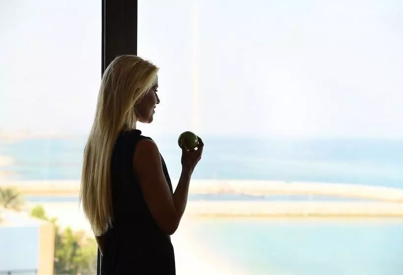 اتاق سوپریور با چشم‌انداز استخر, The Palms Beach Hotel And Spa