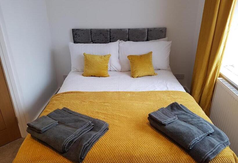 Quarto Deluxe, Rosie Flanagan's