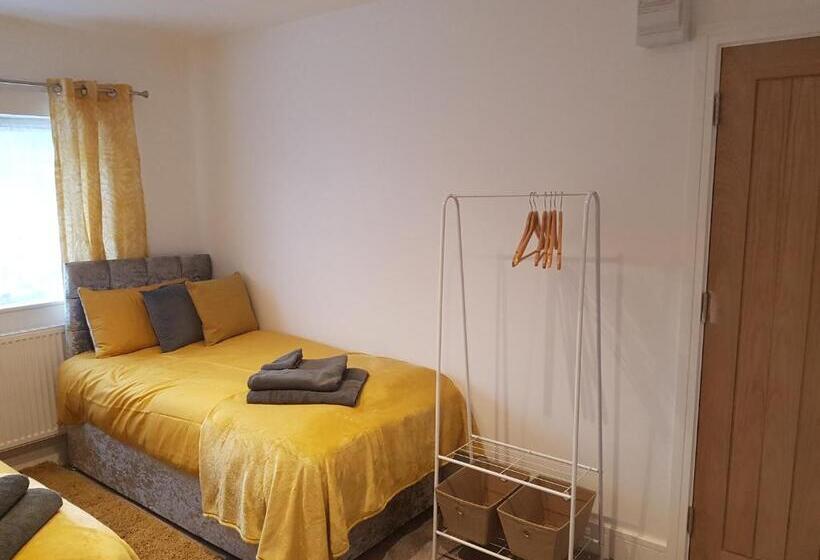 Quarto Deluxe, Rosie Flanagan's