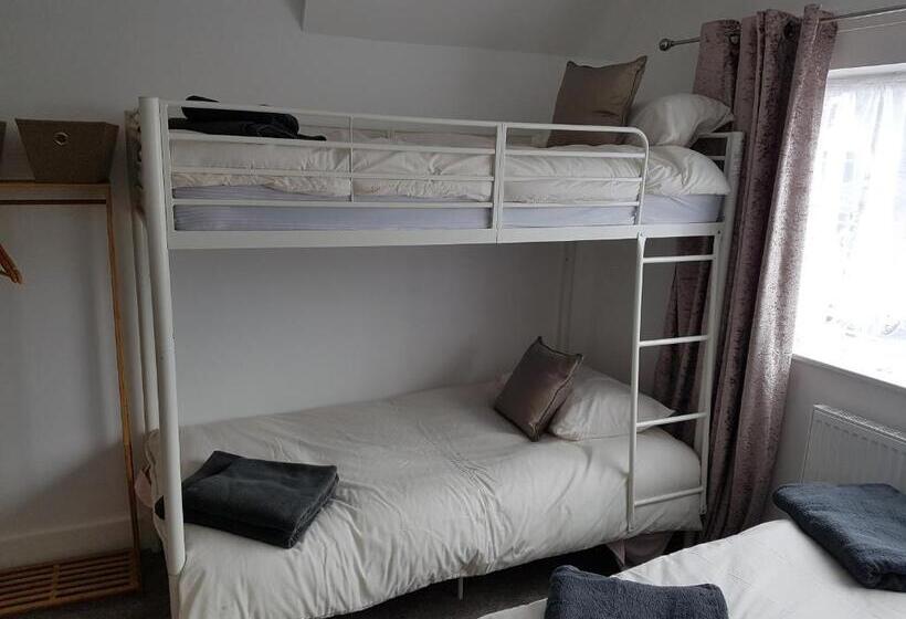 디럭스 패밀리 룸, Rosie Flanagan's