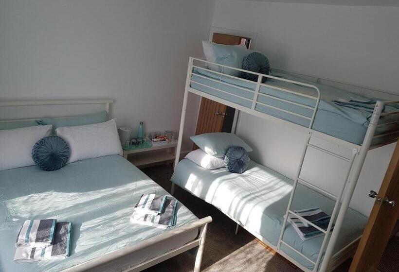 Quarto Familiar Deluxe, Rosie Flanagan's