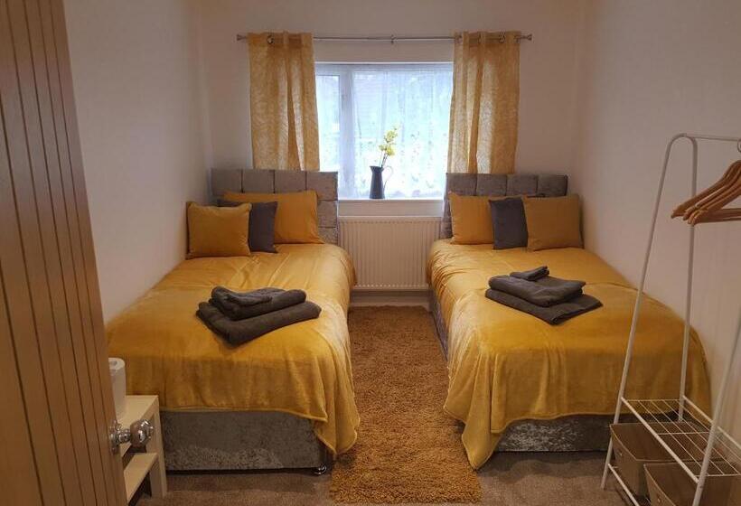 Quarto Deluxe, Rosie Flanagan's