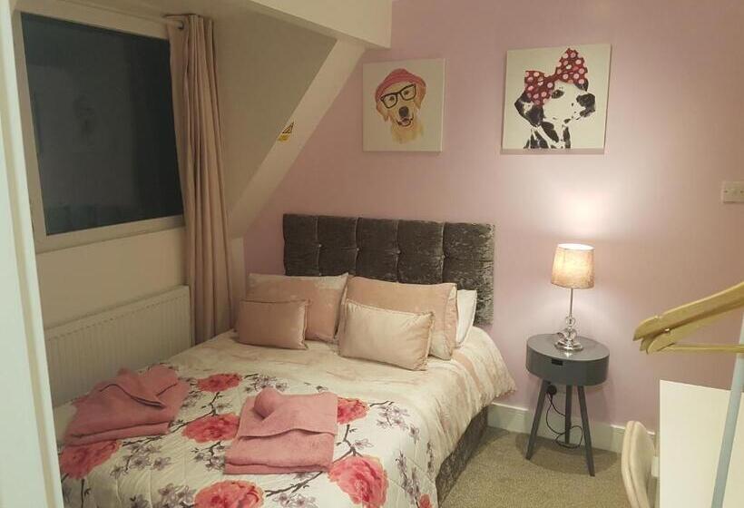 Quarto Estandar, Rosie Flanagan's