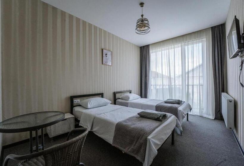 اتاق استاندارد سه نفره, All Seasons