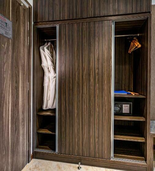 اتاق سوپریور با چشمانداز شهر, The Cap