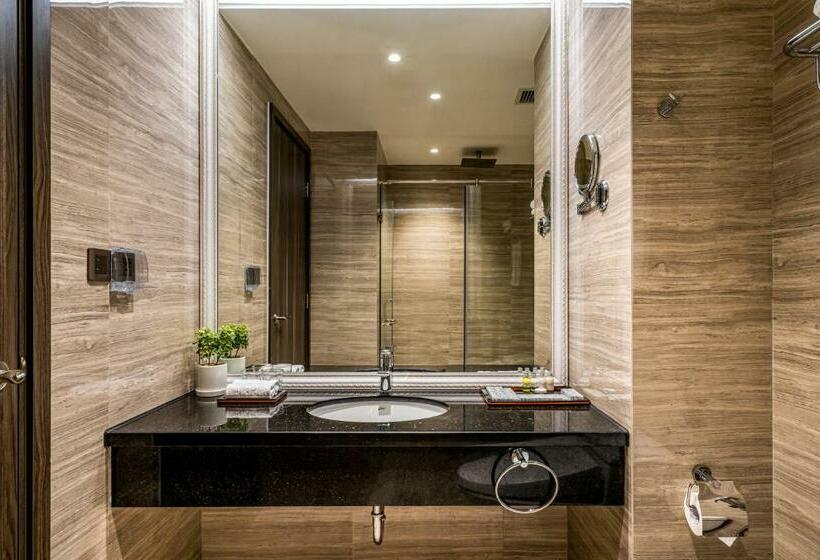 اتاق سوپریور با چشمانداز شهر, The Cap