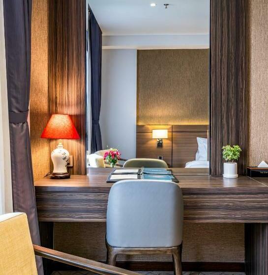 اتاق سوپریور با چشمانداز شهر, The Cap