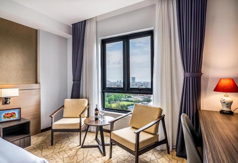 اتاق سوپریور با چشمانداز شهر, The Cap