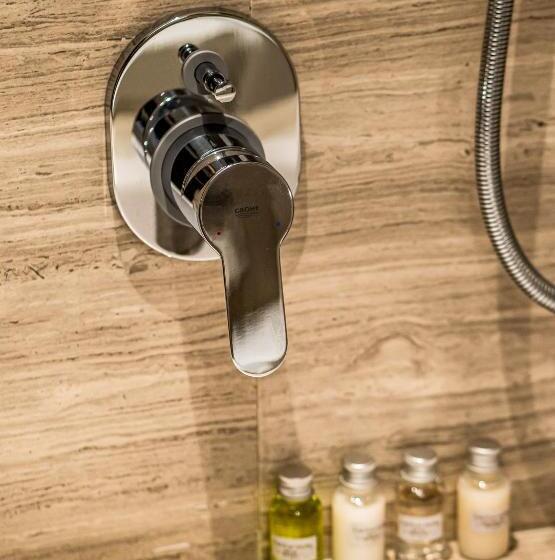 اتاق لوکس با چشمانداز دریا, The Cap