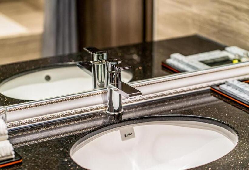 اتاق لوکس با چشمانداز دریا, The Cap