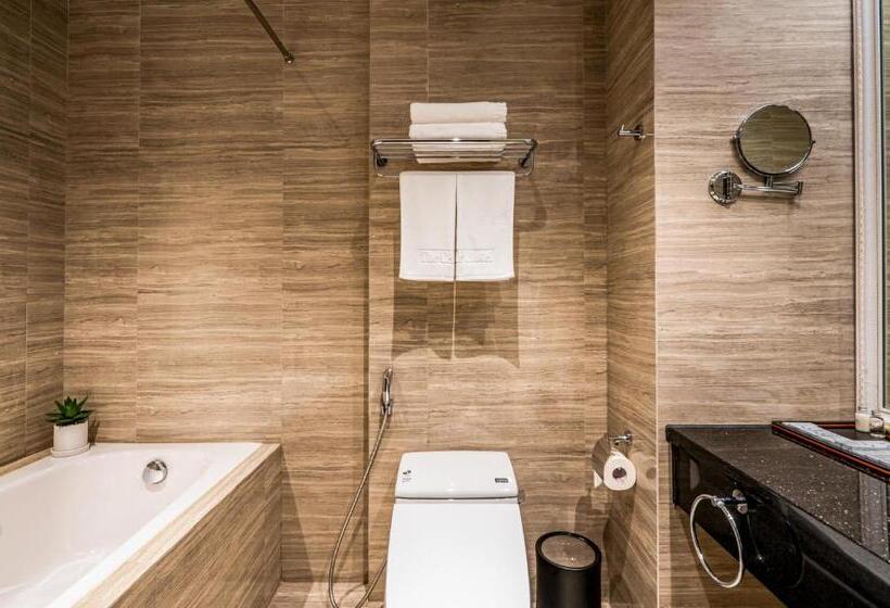 اتاق لوکس با چشمانداز دریا, The Cap