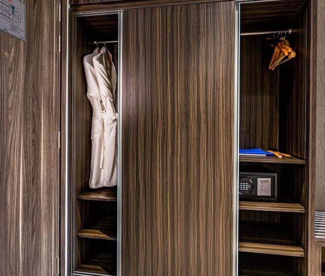 اتاق لوکس با چشمانداز دریا, The Cap