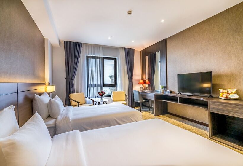 اتاق لوکس با چشمانداز دریا, The Cap