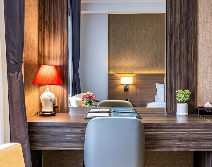 اتاق لوکس با چشمانداز دریا, The Cap