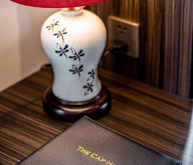 اتاق لوکس با چشمانداز دریا, The Cap