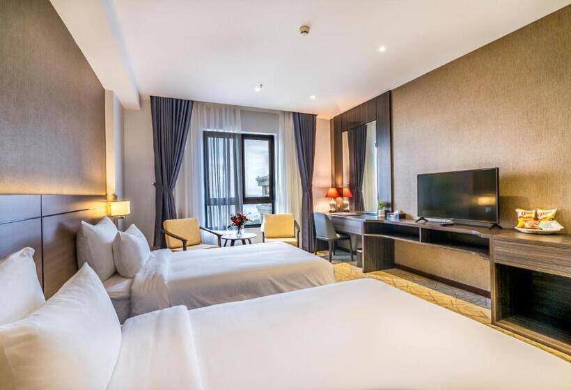 اتاق لوکس با چشمانداز دریا, The Cap