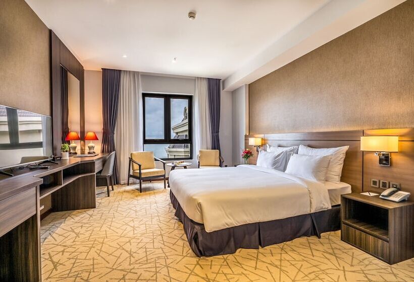 اتاق لوکس با چشمانداز دریا, The Cap