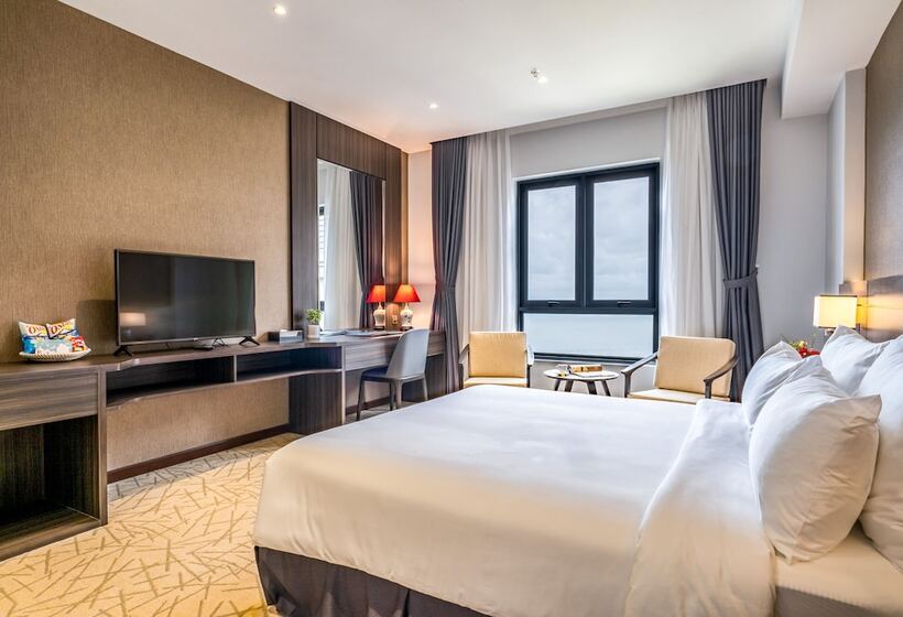 اتاق لوکس با چشمانداز دریا, The Cap