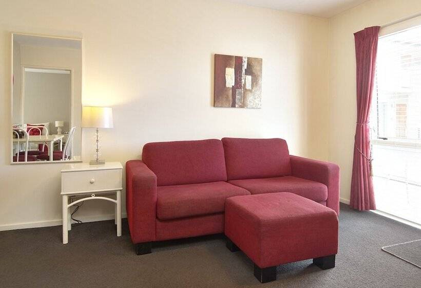 سوییت, Apollo Motel